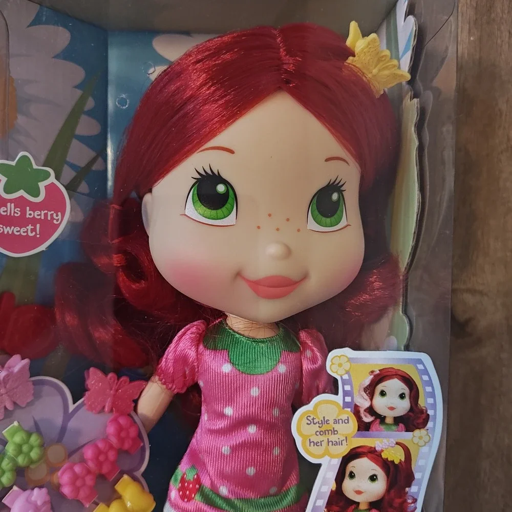 Hasbro Stylin Strawberry Shortcake Doll 11in Pink Scented Hair Accessories